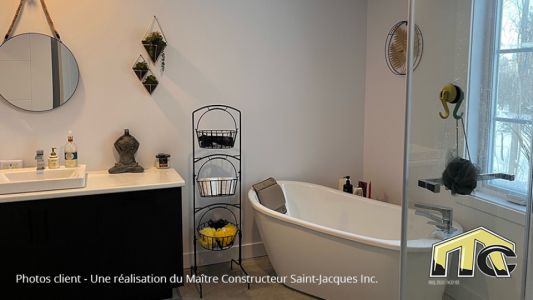 Salle de bain blanche