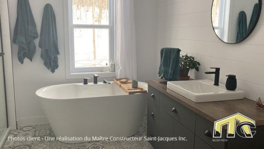 Salle de bain lumineuse